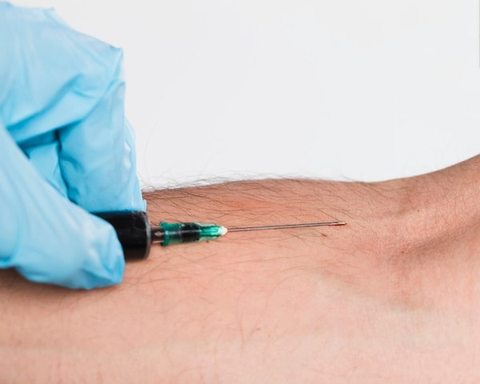 close-up-syringe-taking-blood-from-vein_23-2148440